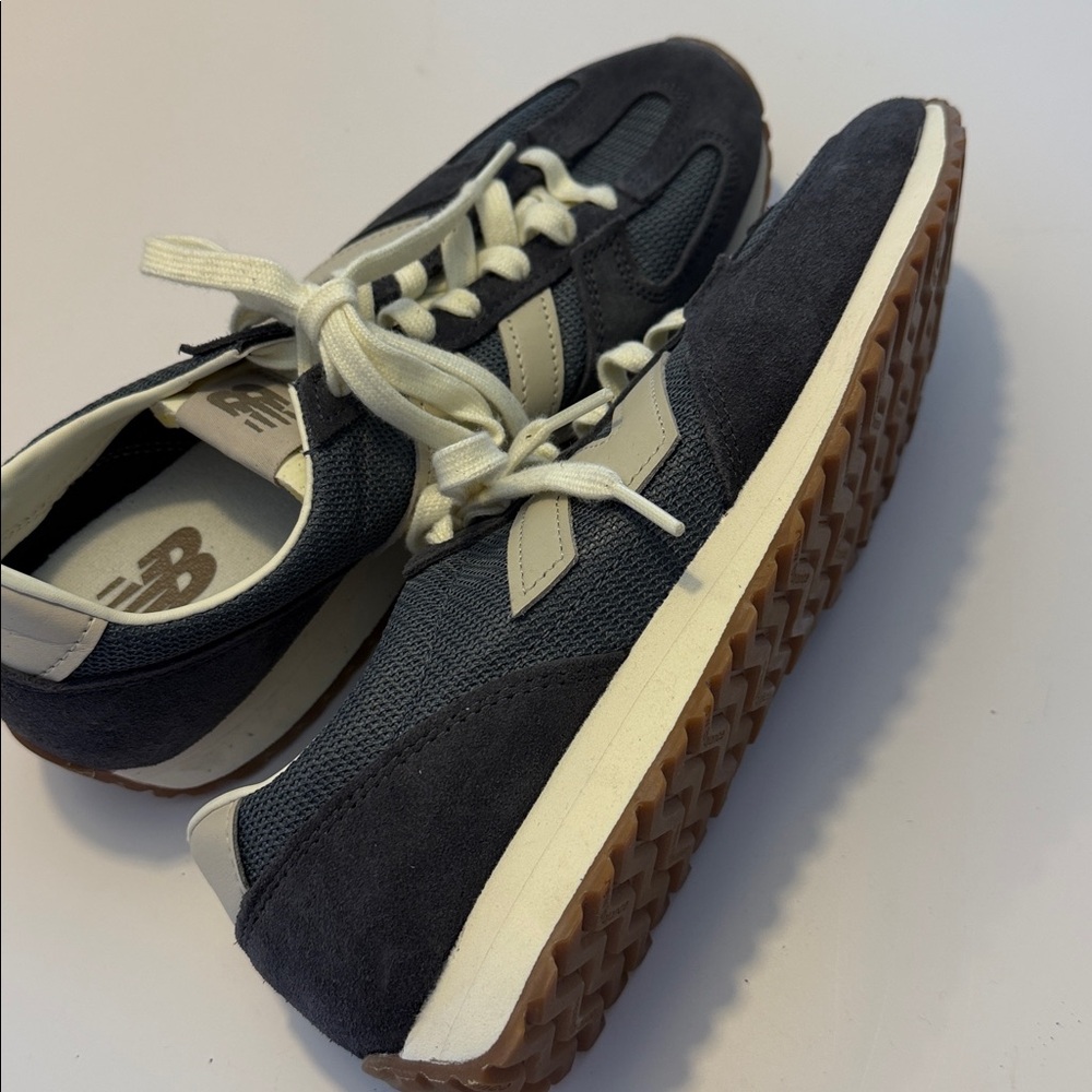 New Balance Women’s Navy and Grey Sneakers Sz 8. NWOB. Box28. SEE PICTURES - Picture 5 of 7